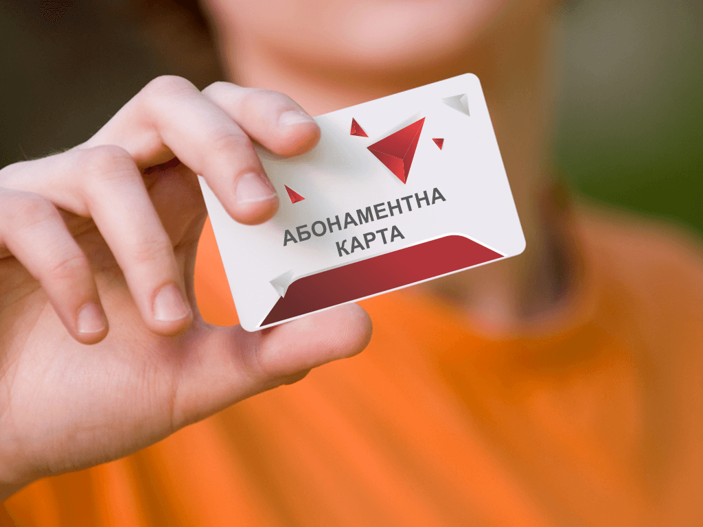 Изображение на мъж държащ в ръка абонаментна карта